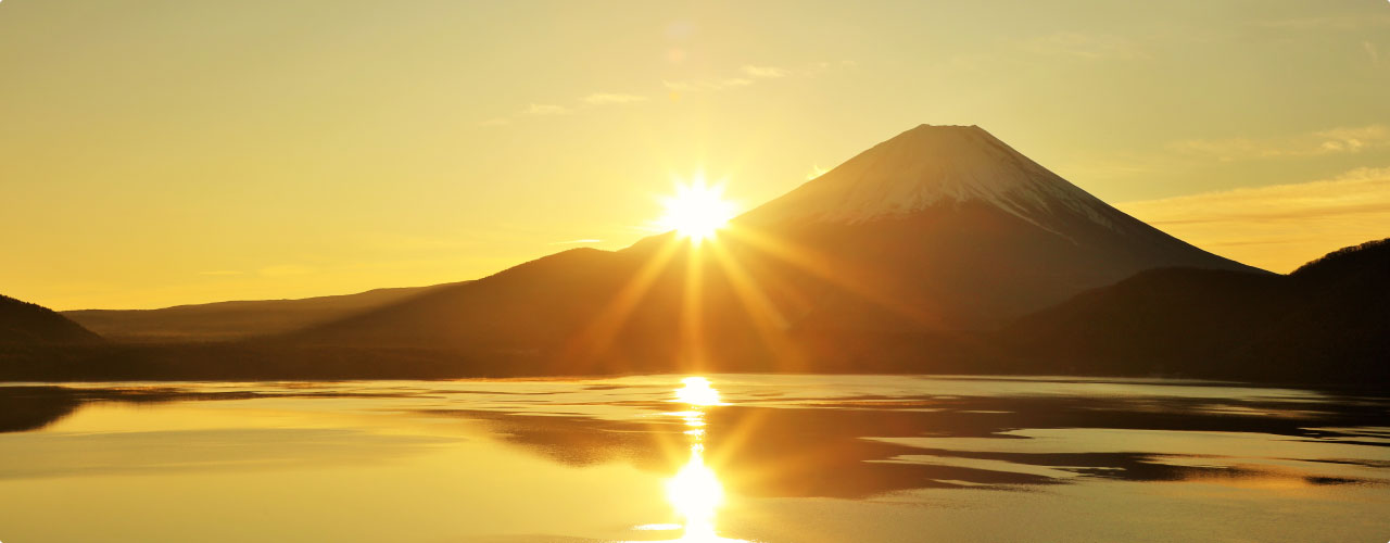 製紙工場で使われている水は富士の伏流水を使用しています。伏流水とは、河川の流水が地盤の砂礫層などに浸透し、地下を流れる水のことです。